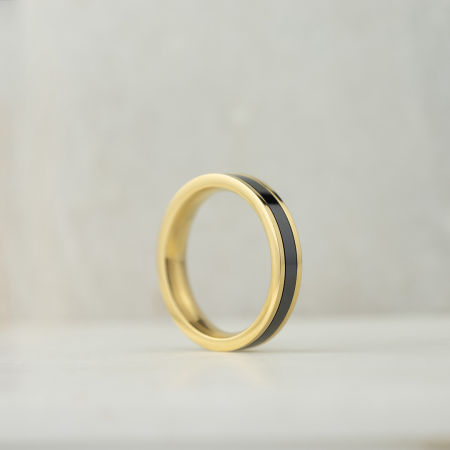 Pierścionek z ceramicznym, czarnym zdobieniem