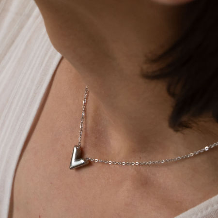 Naszyjnik z zawieszką V