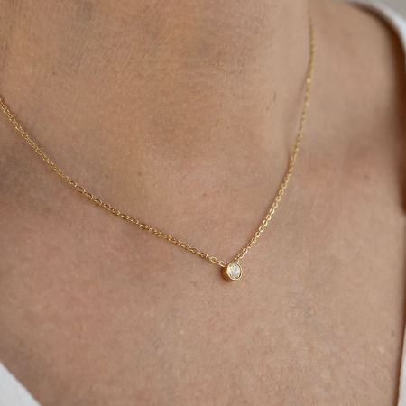 Naszyjnik z małą zawieszką z cyrkonią