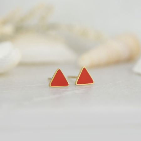 Drobne kolczyki trójkąty czerwone