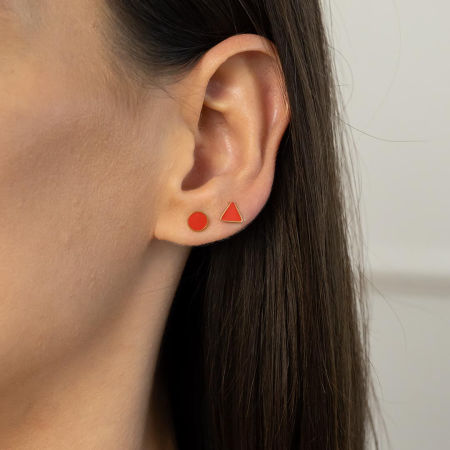 Drobne kolczyki trójkąty czerwone