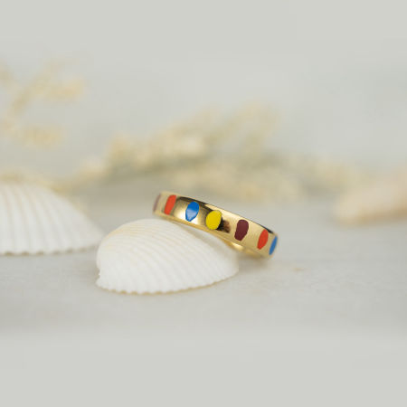 Pierścionek z kolorowymi zdobieniami