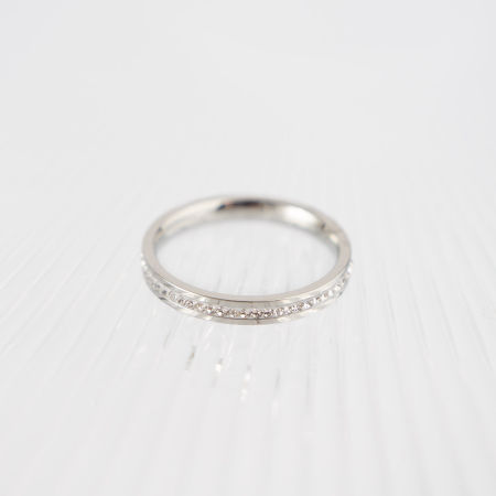 Cienki pierścionek z cyrkoniami