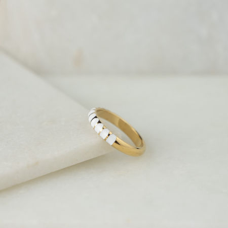 Pierścionek z białą emalią