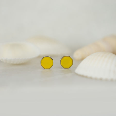 Drobne kolczyki z żółtą emalią