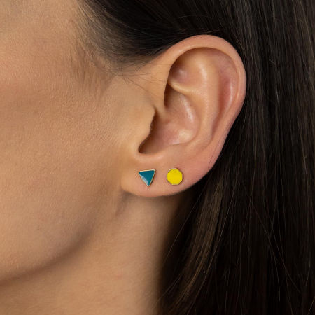 Drobne kolczyki z żółtą emalią