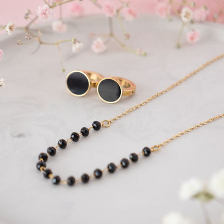 Komplet naszyjnik zdobiony czarnymi koralikami i kolczyki z czarnym oczkiem