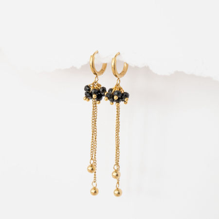 Kolczyki wiszące z czarnymi koralikami