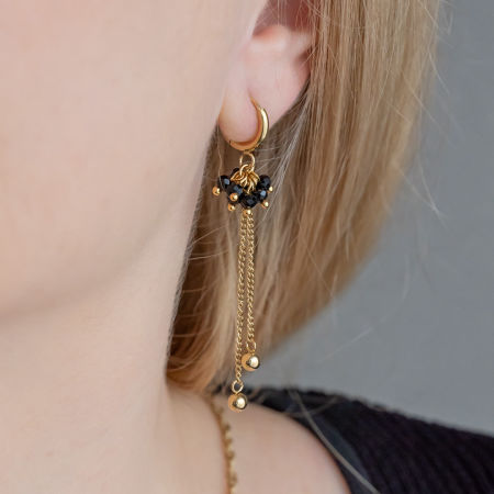 Kolczyki wiszące z czarnymi koralikami