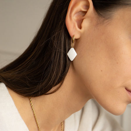 Kolczyki z białą ceramiczną zawieszką
