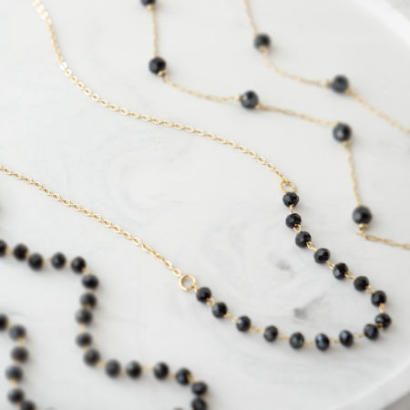Naszyjnik z czarnymi koralikami