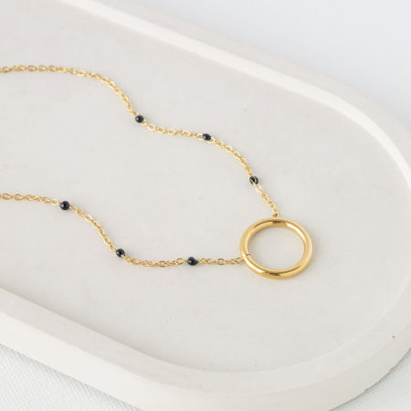 Naszyjnik z okrągłą zawieszką i czarnymi koralikami