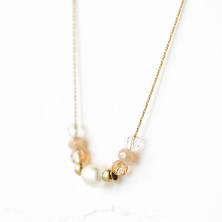 Delikatny naszyjnik z koralikami