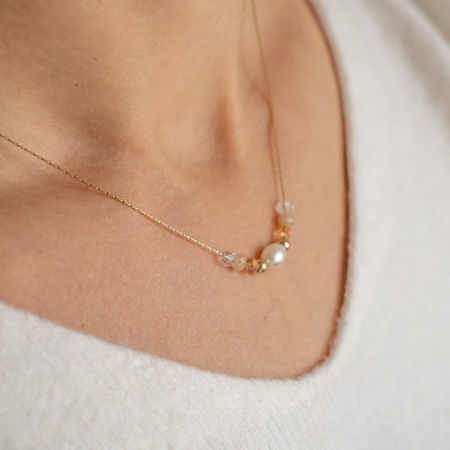 Delikatny naszyjnik z koralikami