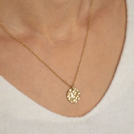 Naszyjnik z okrągłą fakturowaną zawieszką