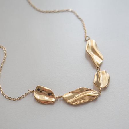 Naszyjnik z gniecionymi zawieszkami