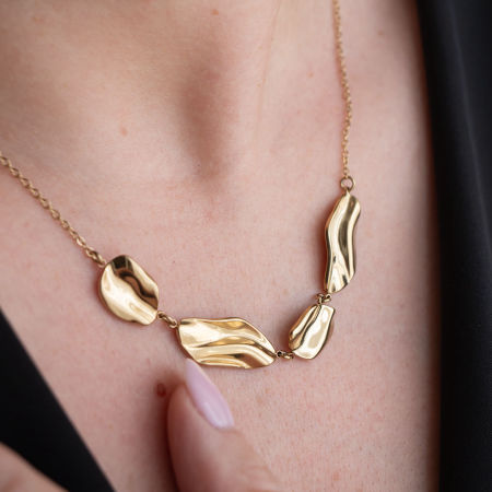 Naszyjnik z gniecionymi zawieszkami