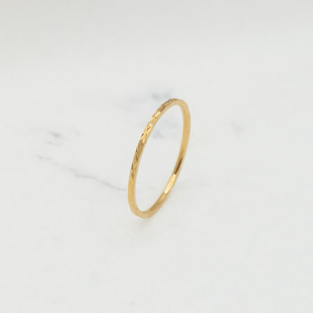 Cienki pierścionek fakturowany