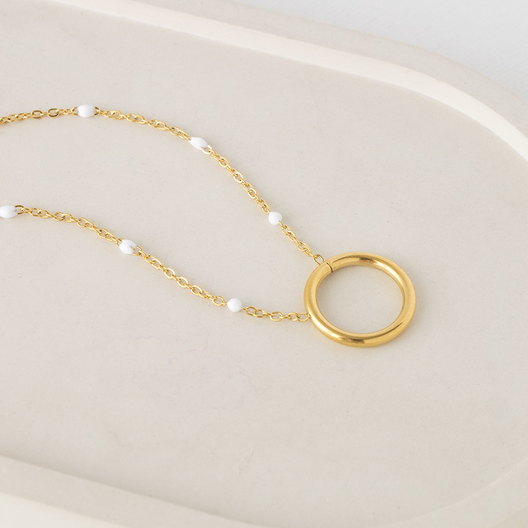 Naszyjnik z okrągłą zawieszką i białymi koralikami stal chirurgiczna